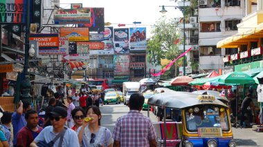 Bangkok, Tayland - Mart 2017: Popüler turistik sokak Khao San road yürüyüş insanların kitleler. Hediyelik eşya ve kitleler gezici yolcuları ve backpackers için yemek sunan meşgul sokak satıcıları.