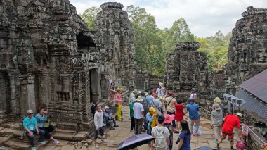 Angkor Wat, Kamboçya, Nisan 2017: sayısız turist yaklaşık çürüyen antik Budist tapınakları görmek için yürüyüş. Çılgınca Crowd gezginlerin muhteşem Angkor Wat fotoğrafını çekmek çarpıcı görünümü.