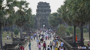 Nisan 2017 Angkor Wat, Kamboçya Hava: Kamboçya'daki antik Wat Angkor tapınakları ziyaret turistler sonsuz kalabalıklar. Dünya ünlü Kamboçyalı Hindu tapınakları görmek için yürüyüş insanların kitleler. 