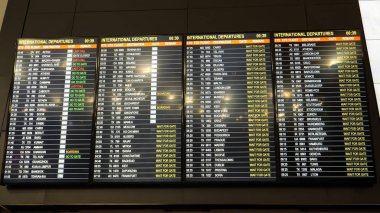 Singapur, Ekim 2017: Birkaç uçak uluslararası kalkış ile Havaalanı programını kapatın. Uluslararası airdrome'da uçak kalkış saatinin ve kapı numarasının kontrol edilmesi.