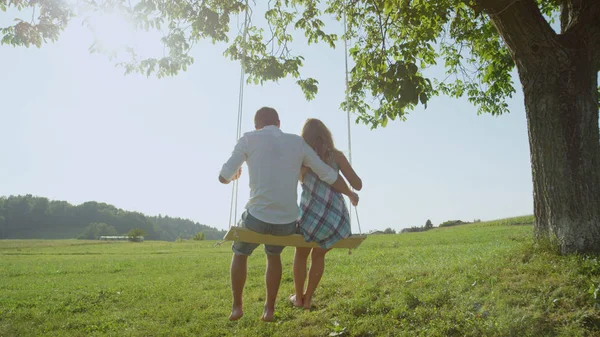 Linsenschlag Verliebte Paare Umarmten Sich Einem Warmen Sommerabend Auf Einer — Stockfoto