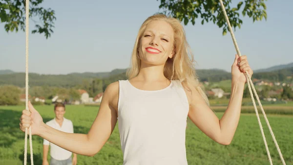 Cerrar Portrait Mujer Joven Que Brilla Bajo Sol Tarde Primavera — Foto de Stock