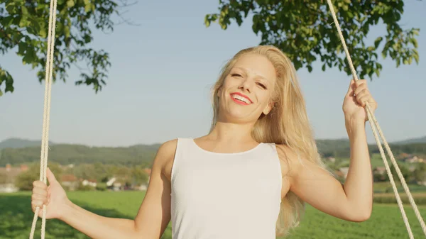 Cerrar Portrait Mujer Sonriente Balanceándose Columpio Cuerda Naturaleza Por Misma — Foto de Stock