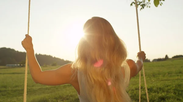 Lentes Flare Cerrar Mujer Joven Irreconocible Con Pelo Largo Rubio — Foto de Stock