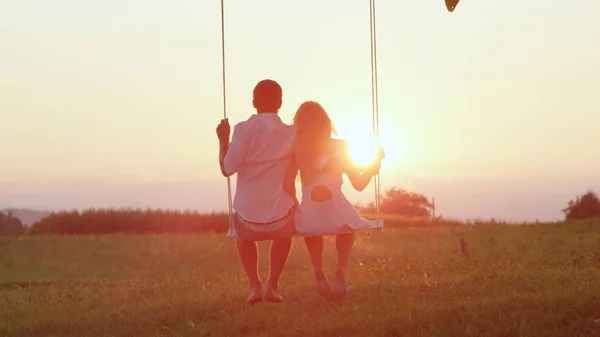 Linsenschlagsilhouette Unerkennbares Verliebtes Paar Schaukelt Bei Goldenem Sommersonnenuntergang Auf Einer — Stockfoto