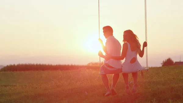 Lens Flare Délicieux Couple Souriant Balançant Sur Une Balançoire Lors — Photo