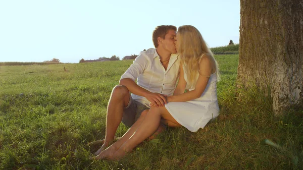 Fechar Jovem Casal Bonito Amor Abraçando Beijando Prado Verde Ensolarado — Fotografia de Stock