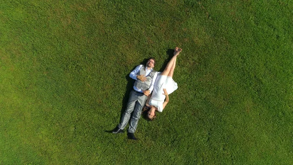 Aerial Top Jovem Casal Feliz Deitado Grama Dia Verão Homem — Fotografia de Stock