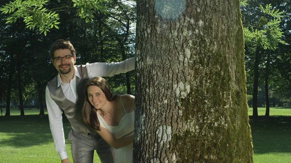 Homem Mulher Apaixonados Posando Por Tronco Árvore Situado Meio Parque — Fotografia de Stock