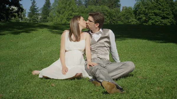 Bela Jovem Casal Sentar Grama Belo Parque Iluminado Pelo Sol — Fotografia de Stock