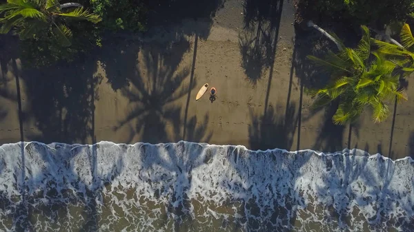 Aereo Top Solitario Surfista Topless Seduto Sulla Spiaggia Sabbia Guardando — Foto Stock