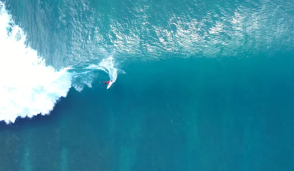 Aérial Top Surfeur Pro Méconnaissable Chevauchant Une Magnifique Vague Bleue — Photo