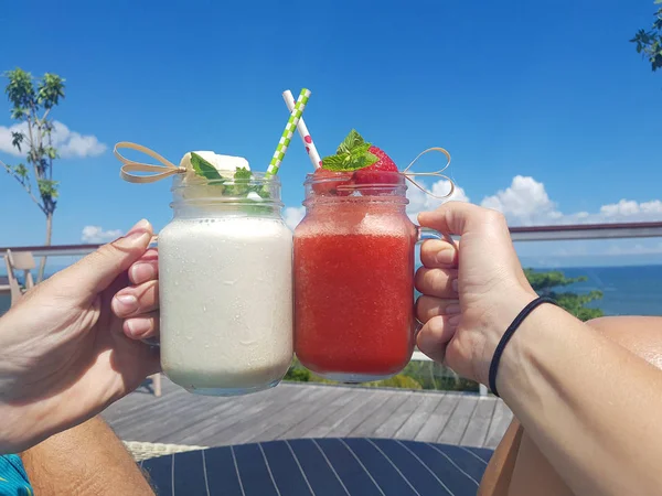 Fechar Viajantes Férias Relaxantes Beira Mar Fazendo Brinde Com Smoothies — Fotografia de Stock