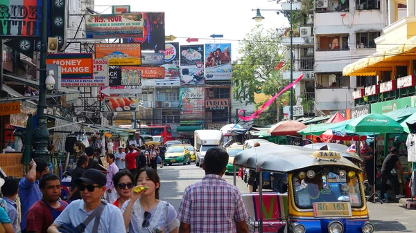 人気のある観光通りカオサン通り周辺を歩く人々 のバンコク タイ王国 2017 お土産と移動の旅行者やバックパッカーの大衆に食べ物を提供している忙しい露店 — ストック写真