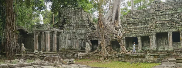 Young Female Traveler Exploring Spectacular Ancient Remnants Old Buddhist Temples — Zdjęcie stockowe