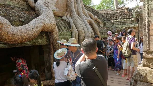 Angkor Wat Cambodia Abril 2017 Cerrar Grupos Turistas Fotografiando Antiguas —  Fotos de Stock