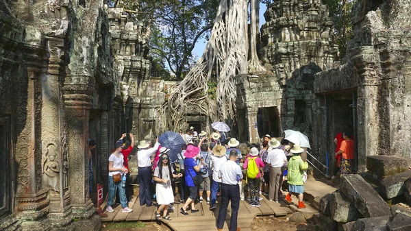 Angkor Wat Cambodia Abril 2017 Numerosos Grupos Turísticos Caminan Alrededor —  Fotos de Stock