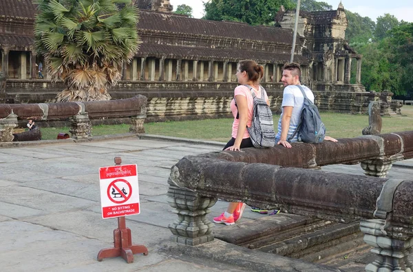 Angkor Wat Cambodia Abril 2017 Dos Turistas Caucásicos Irrespetuosos Sientan —  Fotos de Stock