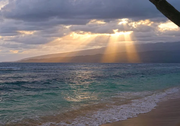 金色的夜晚 阳光透过云层照在美丽的深蓝色海洋上 接近天堂岛上空旷的沙滩 在斐济欣赏令人放松的热带日落的壮观景色 — 图库照片