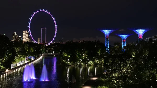 兵庫県明石市 2017 記念碑的な複合都市シンガポールにカラフルなライトで飾られた夜 Mesmerizing の観光名所であります 都市環境に自然をもたらす湾による庭園 — ストック写真