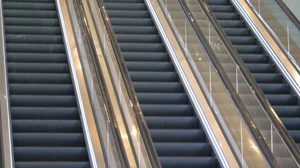 Cerrar Arriba Tres Escaleras Mecánicas Paralelas Pasamanos Que Suben Bajan — Foto de Stock