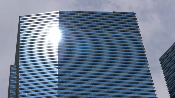 Närbild Lens Flare Bländande Ljusa Solen Reflekteras Glasartade Skyskrapa Exklusiva — Stockfoto
