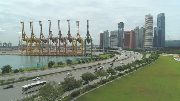 Aerial Cars Turnpike Road Driving Large Cranes Soaring Skyscrapers Flying — Stock fotografie