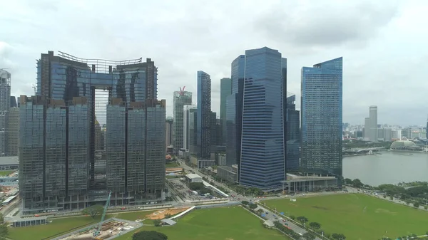 Aerial Breathtaking Glassy Skyscrapers Soar Green Park Beautiful Avenues Cars — ストック写真