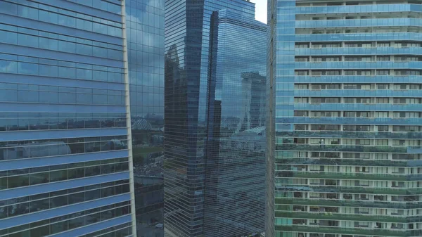 Aerial Fechar Voando Entre Escritório Contemporâneo Deslumbrante Torres Construção Apartamentos — Fotografia de Stock
