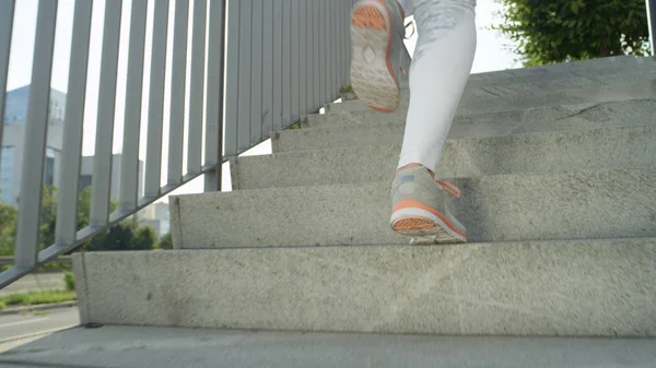 Low Angle Unrecognizable Female Jogger Runs Flight Concrete Stairs Spring — Stock Photo, Image
