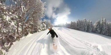 360 overcapture Lens Flare: Freeride snowboard kız toz kar karlı dağ orman tesisi. Kış giyim snowboard kar kayak merkezinde genç kadın. Güneşli kış tatili
