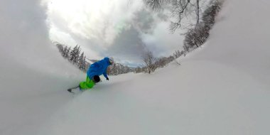 360 overcapture: Freeride snowboard adam karlı dağ orman toz karda binme. Genç sporcunun snowboard taze kar backcountry vahşi giyim kış. Güneşli kış tatili