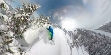 360 overcapture: Freeride snowboard karlı dağ orman taze toz karda binme. Sporcuların kış giyim snowboard kar içinde backcountry ekilmemiş boş arazi içinde. Güneşli kış tatili