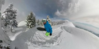 360 overcapture, 3d: Pro freerider bir dağ boyunca yollar derin toz karda yürür. Snowboard başka awesome dağdan aşağı koşmak bakırlı kapalı başlatmak için yokuş yukarı zamları. El değmemiş doğası içinde yürüyen adam.