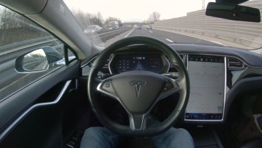 Tesla özerk araba, Mart 2018: Pov: Tesla araba gider sabah acele saat trafik-den geçerek Modern otomatik direksiyon. En son araba kendisi meşgul karayolu diğer sabah commuters tam kullanıyor.
