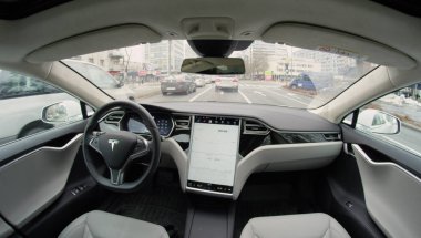 Tesla özerk Araba, Şubat 2017: Kentsel şehir yerel Caddesi üzerinde manevra tamamen özerk kendi kendine sürüş otomatik pilot Tesla Model S Sürücüsüz araç. Sonraki gen akıllı robot araç gelişmiş