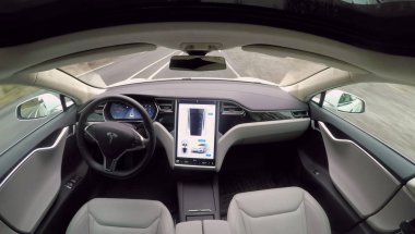 Tesla özerk Araba, Şubat 2017: Kesinlikle özerk kendi kendine sürüş Tesla Model S otomatik pilot ve trully Sürücüsüz araç boş koltuk ve sürücü yok. Ultrasonik sensörler, fotoğraf makinesi ve radarları sonraki gen