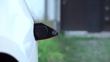 Yakın: Fişi şarj bağlantı noktası bir Tesla lüks elektrikli otomobil açın. Şarj istasyonu evde şarj etmek hazır
