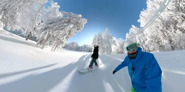 360超量捕捉 极端夫妇滑雪板在雪白的山间森林 滑雪者的男人和女人骑着新鲜的粉末雪在乡村的荒野 在滑雪胜地度寒假的情侣 — 图库照片