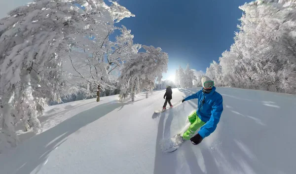 360超拍摄镜头耀斑 极端夫妇滑雪板在雪山森林 滑雪者的男人和女人骑着新鲜的粉末雪在乡村的荒野 在滑雪胜地度寒假的情侣 — 图库照片