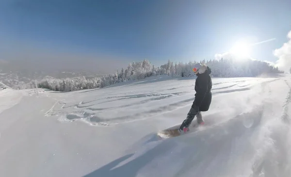 360 Overcapture Bländning Freeride Snowboard Flicka Ridning Pudersnö Snötäckta Bergskog — Stockfoto