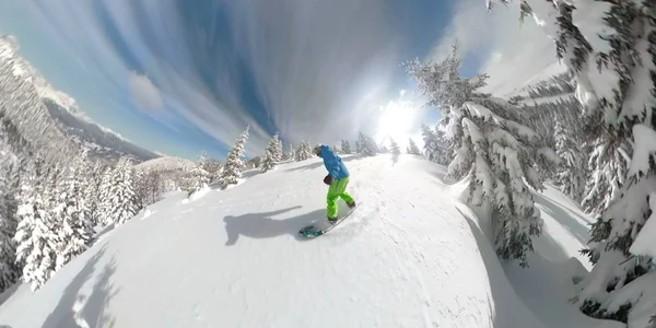 360 Surcapture Freeride Snowboarder Chevauchant Neige Poudreuse Fraîche Dans Forêt — Photo