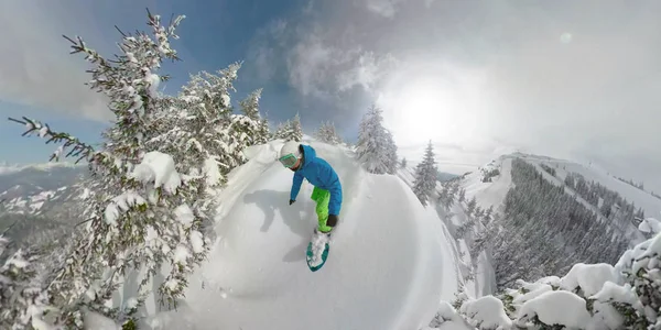 360 Geralização Freeride Snowboarder Montando Neve Fresca Floresta Montanha Nevada — Fotografia de Stock