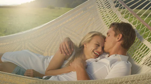 Lentes Flare Cerrar Hombre Alegre Besa Tiernamente Mujer Rubia Frente — Foto de Stock