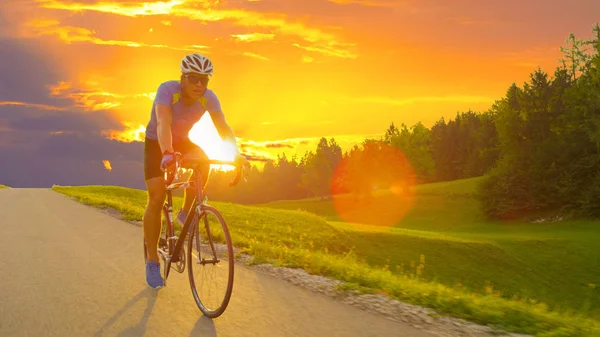 Flara Obiektywu Sportowy Kolarz Drogi Rowerowe Szkolenia Słoneczny Dzień Całkiem — Zdjęcie stockowe