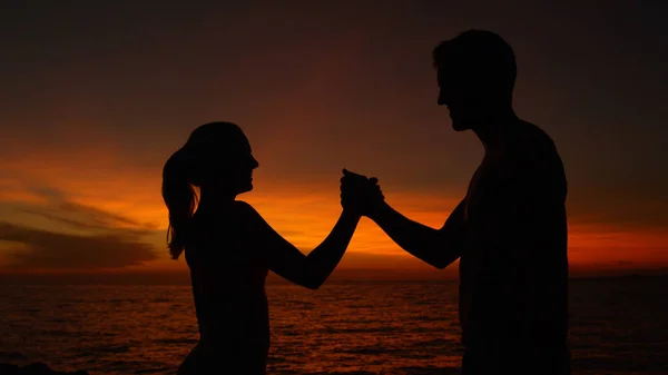 Close Silhouette Casal Alegre Sorrindo Pôr Sol Laranja Aperta Mãos — Fotografia de Stock