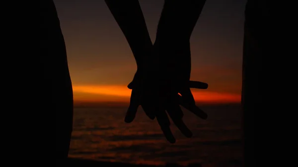 Close Silhouette Unrecognizable Couple Holds Hands Picturesque Ocean Sunrise Charming — Stock Photo, Image