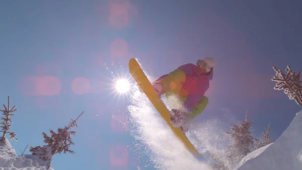 Lentes Flare Cerrado Snowboarder Extremo Que Salta Sobre Sol Día — Foto de Stock