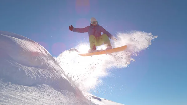 Yakından Bakınca Güneş Patlaması Genç Snowboard Epik Atlama Mükemmel Toz — Stok fotoğraf