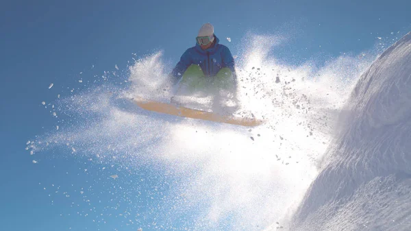Yakın Işıklı Rider Snowboard Hüner Onun Adrenalin Kapalı Piste Iniş — Stok fotoğraf